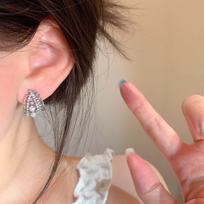 High-end micro-inlaid zircon pearl lace earrings, light luxury, retro, simple and versatile stud earrings, individual bestsellers Application Scenario