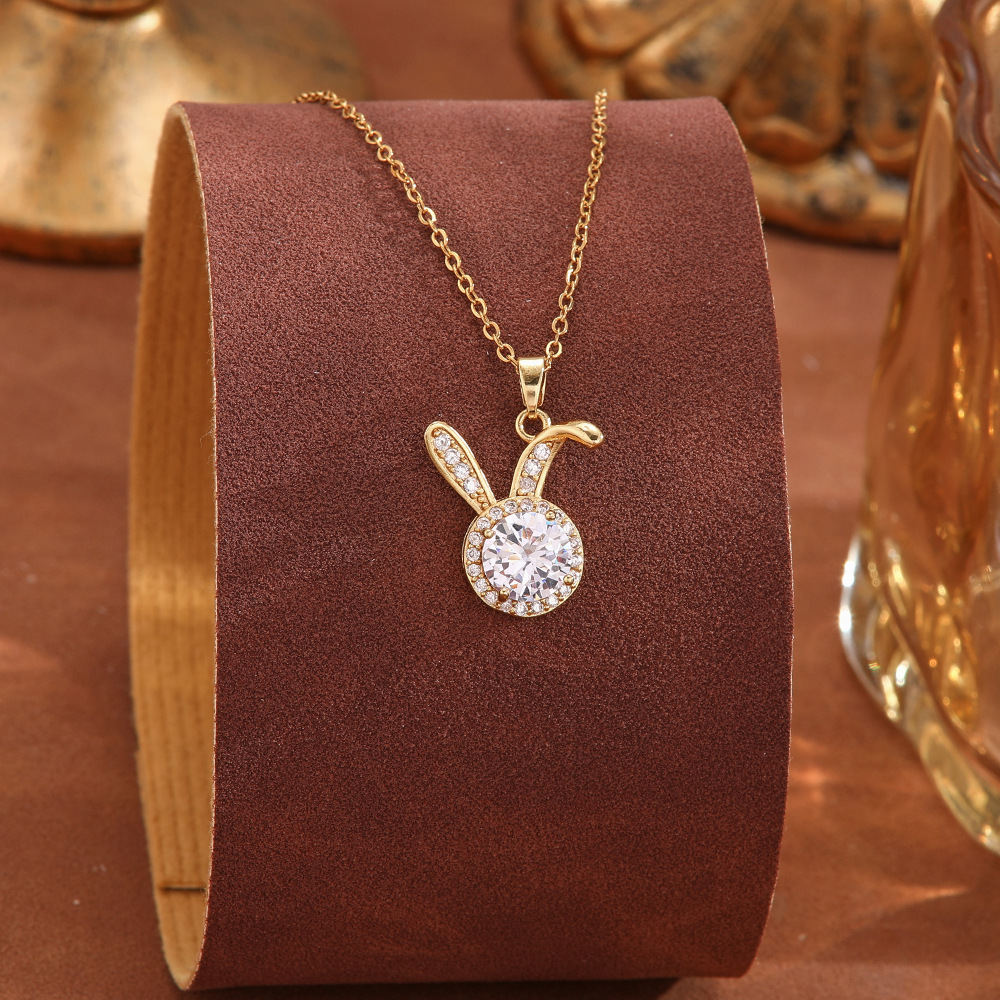 A silver titanium steel necklace with a light luxury design sense from Japan and South Korea, trendy and versatile on Instagram for women, a popular collarbone chain and a high-end necklace Application Scenario