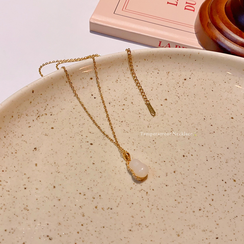 A light luxury and high-end double-sided gourd pendant titanium steel necklace, a versatile and exquisite micro-inlay collarbone chain necklace accessory Application Scenario