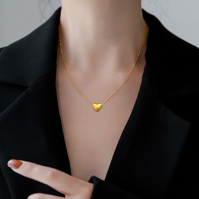 【 All-titanium Steel 】 Bright and heart-shaped exquisite gold necklace inside the furnace, a female Instagram influencer collarbone chain accessory details Picture