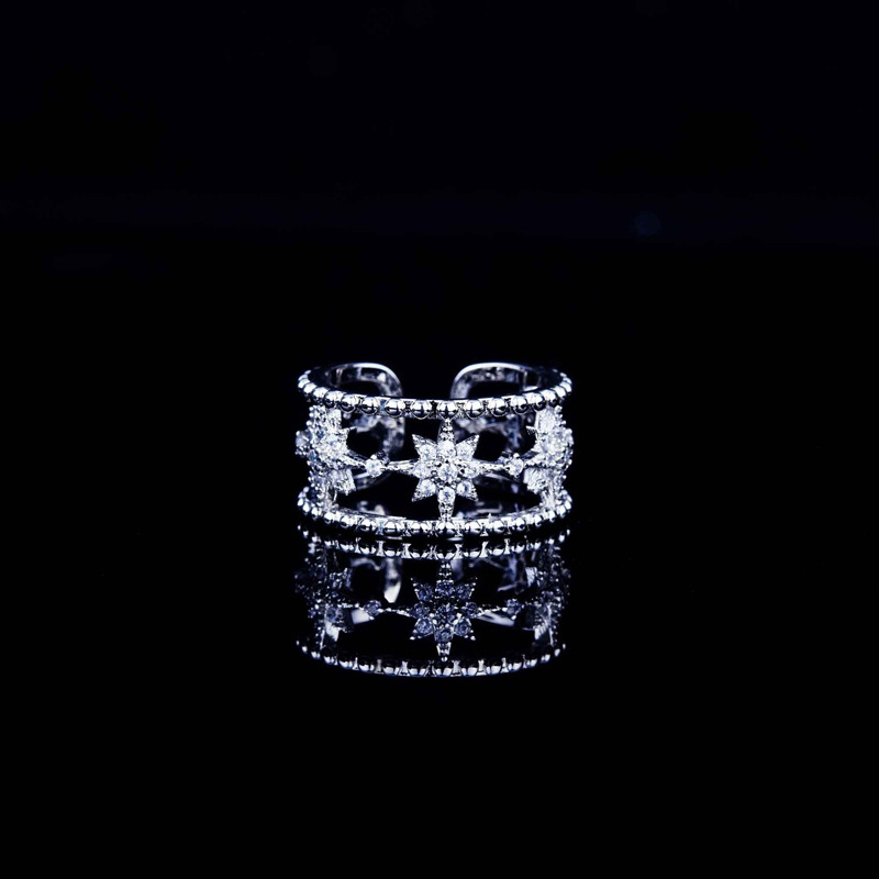 A slightly studded zircon octagonal open ring with a feminine and trendy charm, exuding a sense of light luxury and sophistication, and featuring a retro hollowed-out design Specification drawing