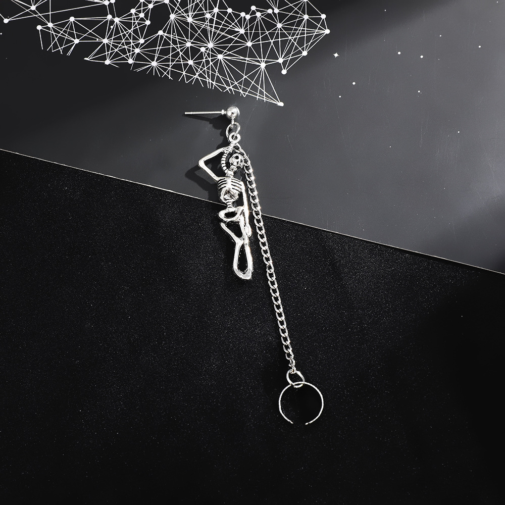 European and American aged alloy skull earrings, trendy punk asymmetrical chain ear clips, Halloween couple accessories Application Scenario