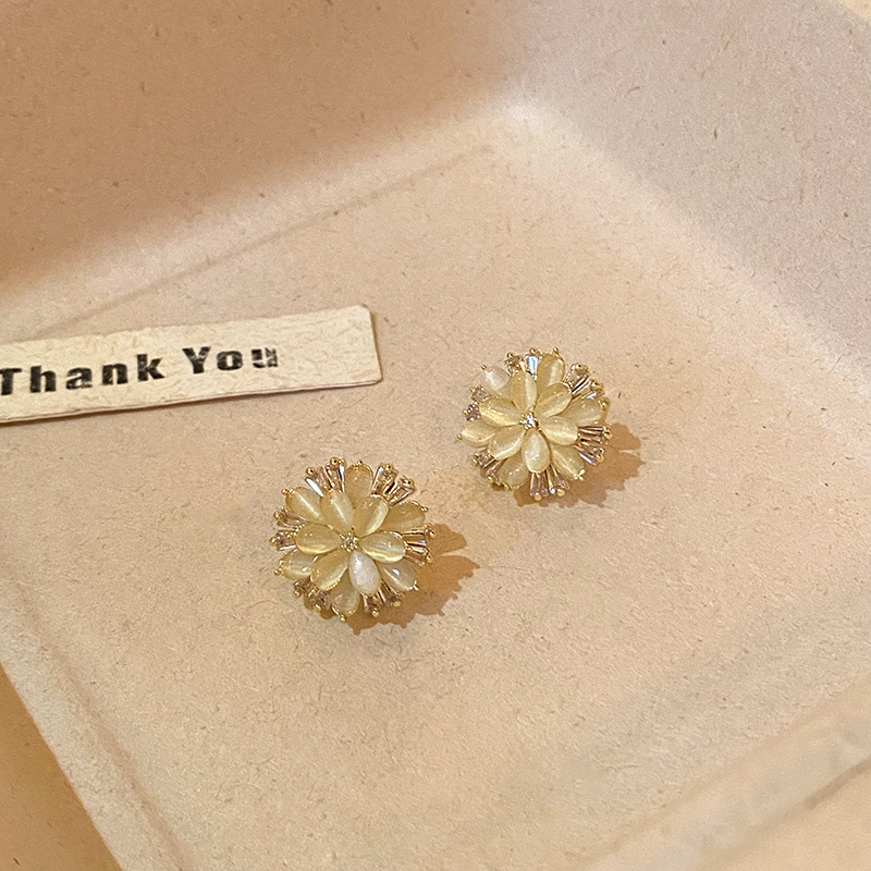 Light luxury, niche fashion, elegant and high-end zircon flower stud earrings, elegant and versatile, the same style as the popular daisies earrings Specification drawing