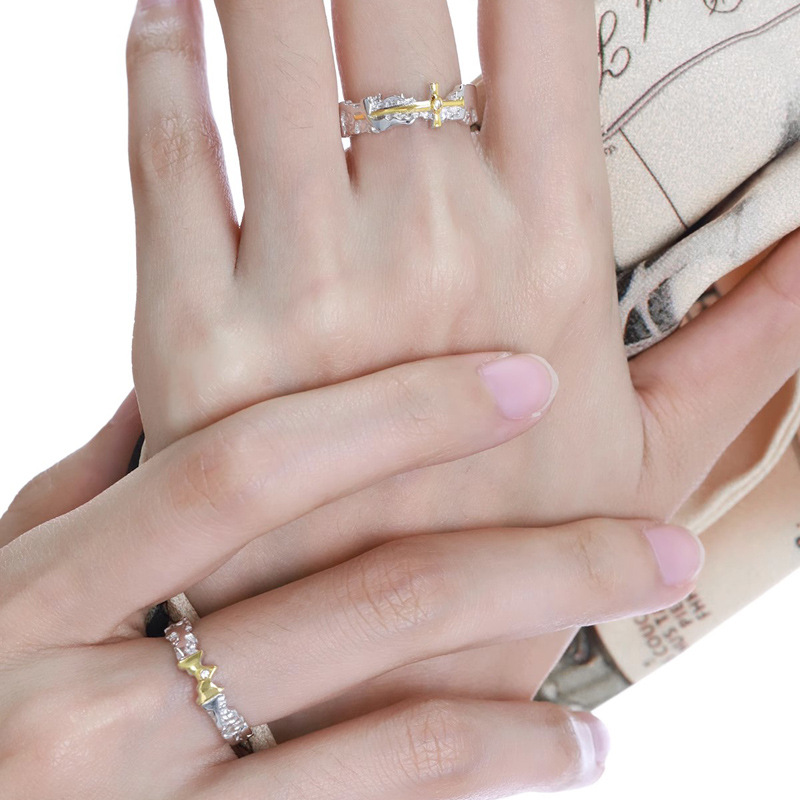 A retro cross ring with a unique texture, a high-end feel, and an open ring. It's a cool and stylish, niche design, and a trendy food ring details Picture