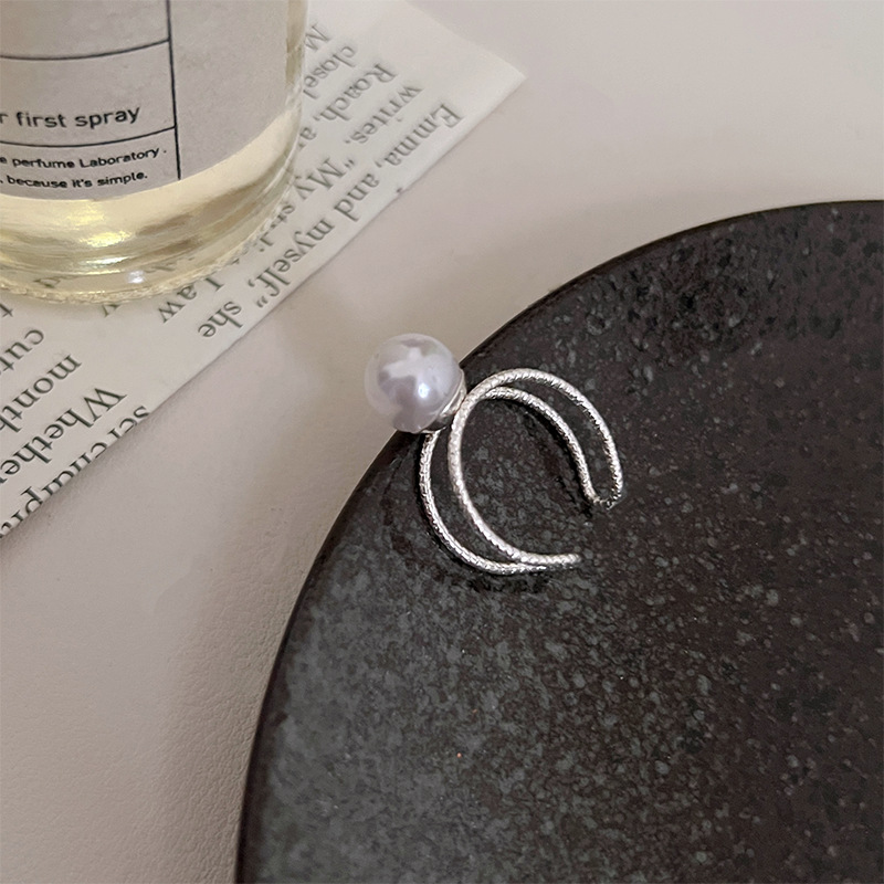 A new minimalist pearl imitation ring with a fashionable design for women, featuring an open double-layer design and a fresh and elegant European and American style. It is a joint ring Application Scenario