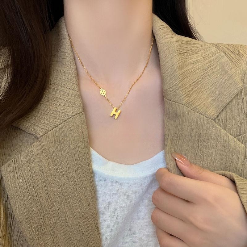 A simple and individual H titanium steel necklace from Japan and South Korea, a fashionable small fortune pendant for women, an 18k gold-plated light luxury collarbone chain full figure
