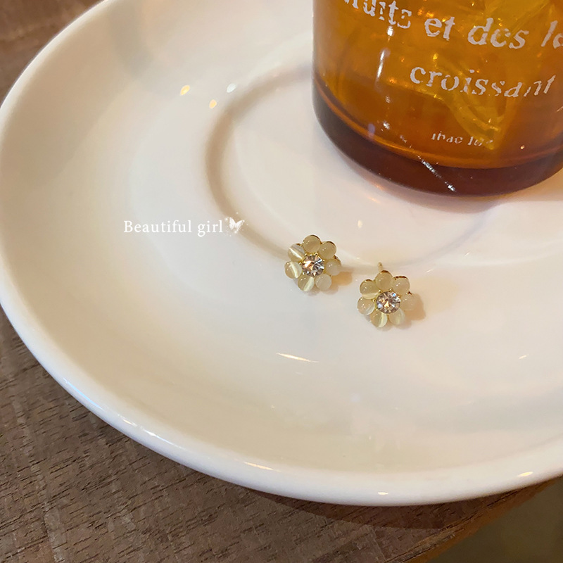 Exquisite and small flower-shaped cat's eye stone ear studs, a new bestseller in 2025, exuding a sense of high-end and light luxury, elegant earrings and earrings for women Specification drawing