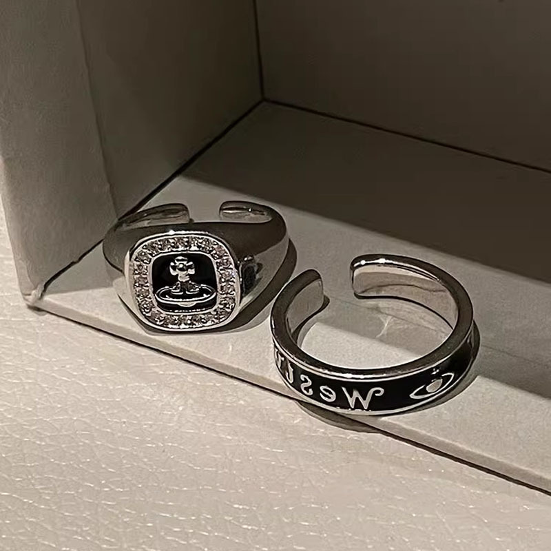 The European and American personalized Saturn ring is a high-end, versatile, light luxury, trendy and niche design. It is a zircon planet open ring Application Scenario