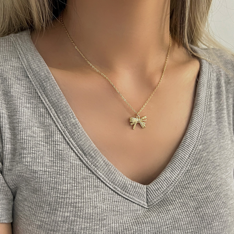 This light luxury butterfly diamond-encrusted necklace features a niche design and a high-end look. It exudes a fair and elegant charm. It's the same style of collarbone chain as the Internet celebrity Specification drawing