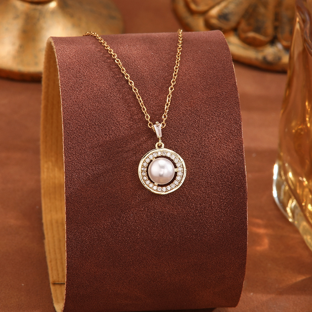 This simple and light luxury titanium steel necklace does not fade. It features a niche design with a high-end feel. The heart-shaped geometric pendant is a stylish collarbone chain Application Scenario