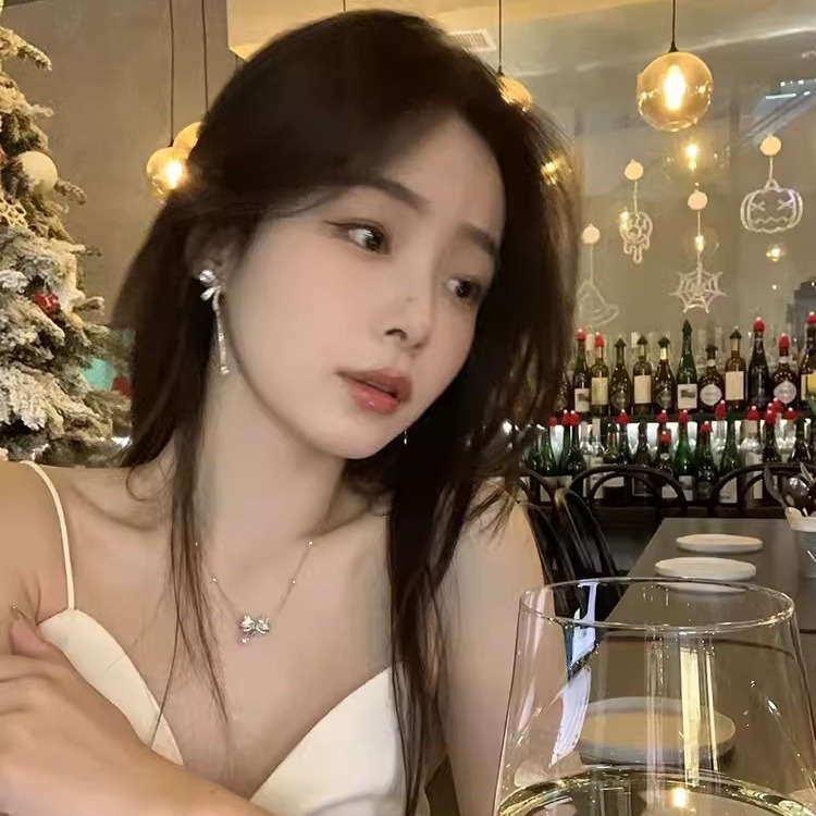 Bow water drop tassel earrings, a female Internet celebrity, exude a light luxury and high-end vibe on Instagram. With a cold style and unique quality, they are earrings and stud earrings Application Scenario