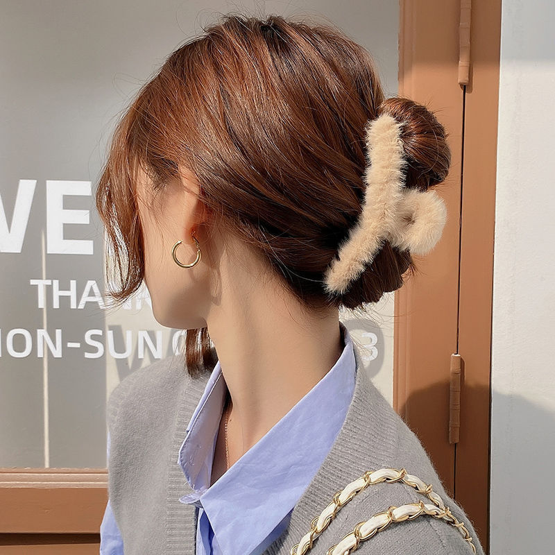 The back of the head of the furry hair clip is a large autumn and winter hair root clip, a hair clip, a headwear, and a popular shark Specification drawing
