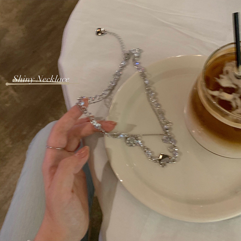 A sweet and cool girl wears a heart-shaped titanium steel necklace. A cold and elegant girl has a zircon collarbone chain and a fashionable and individual necklace details Picture