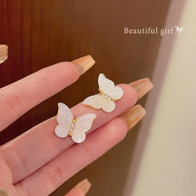 Sweet white mother-of-pearl butterfly stud earrings, unique and niche design for women in spring, high-end and light luxury earrings wholesale full figure