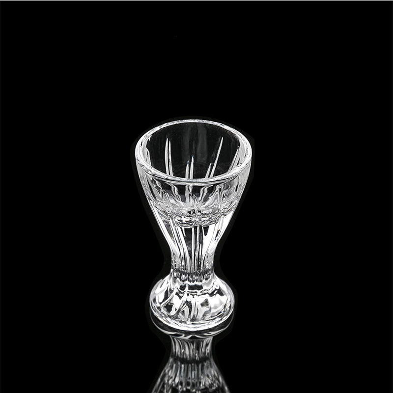 BLinkMax/ Lizun Creative Glass Wine Dispenser Thick-bottomed Baijiu Cup Spirits Bullet Cup Wine Set Wholesale Application Scenario