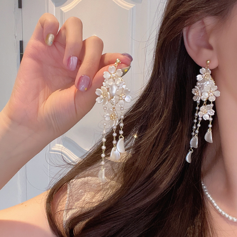 French light luxury and high-end floral stud earrings, sweet and versatile forest style, long tassel earrings, elegant and trendy earrings details Picture