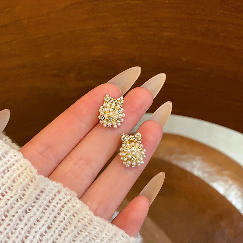 Bow pearl earrings for women, a new style of 2025, versatile, unique, high-end, light luxury and exquisite stud earrings, a stylish and elegant ear accessory full figure