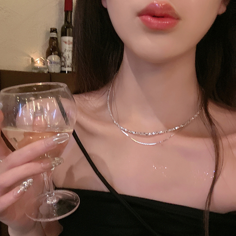 This ultra-fine silver necklace is a fashionable and niche design for women. It features a double-layered shining collarbone chain and a high-end neckchain accessory Application Scenario