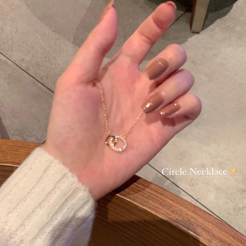 ins light luxury high-end design sense titanium steel necklace, women's fashionable and elegant double circle diamond super fairy pendant collarbone chain full figure