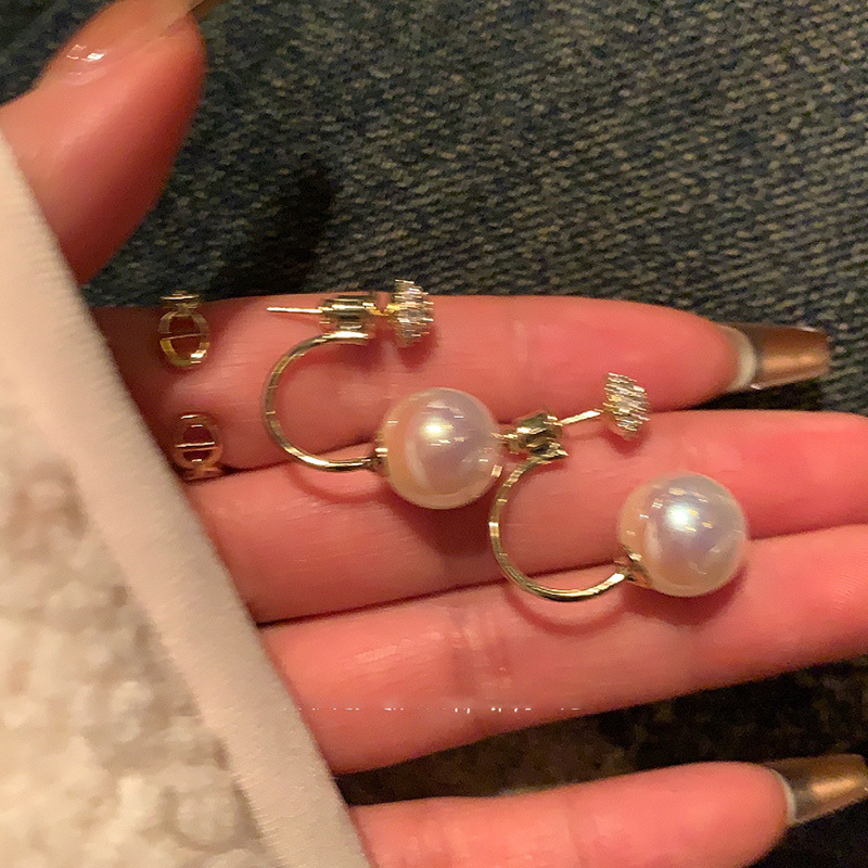 A pair of dazzling pearl earrings for women with a light luxury and niche design, exuding a sense of sophistication and elegance. Pearl stud earrings for commuting Specification drawing
