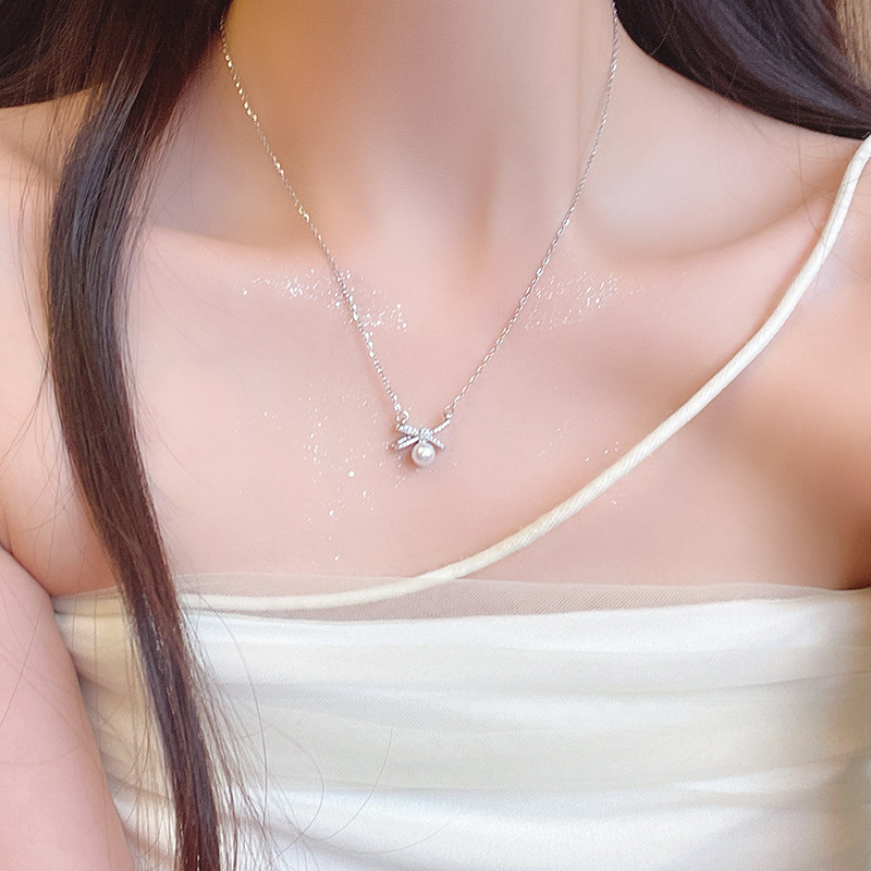 Exquisite micro-inlay bow necklace, pearl pendant, versatile for women, high-end and light luxury neckchain, popular collarbone chain accessory Application Scenario