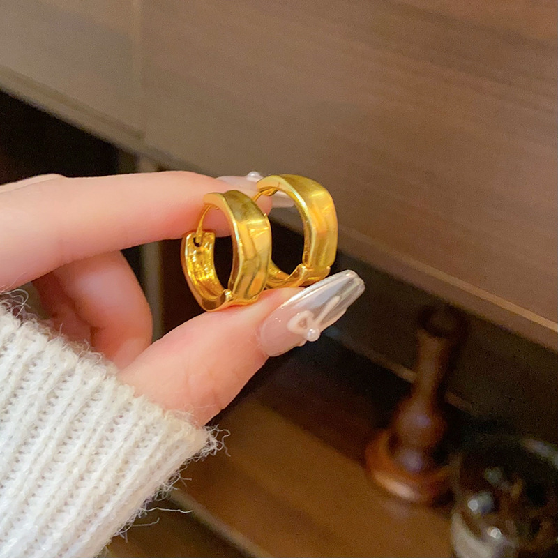 European and American golden retro brushed earrings, women's geometric light luxury, niche and high-end feel, unique and elegant ear rings and earrings full figure