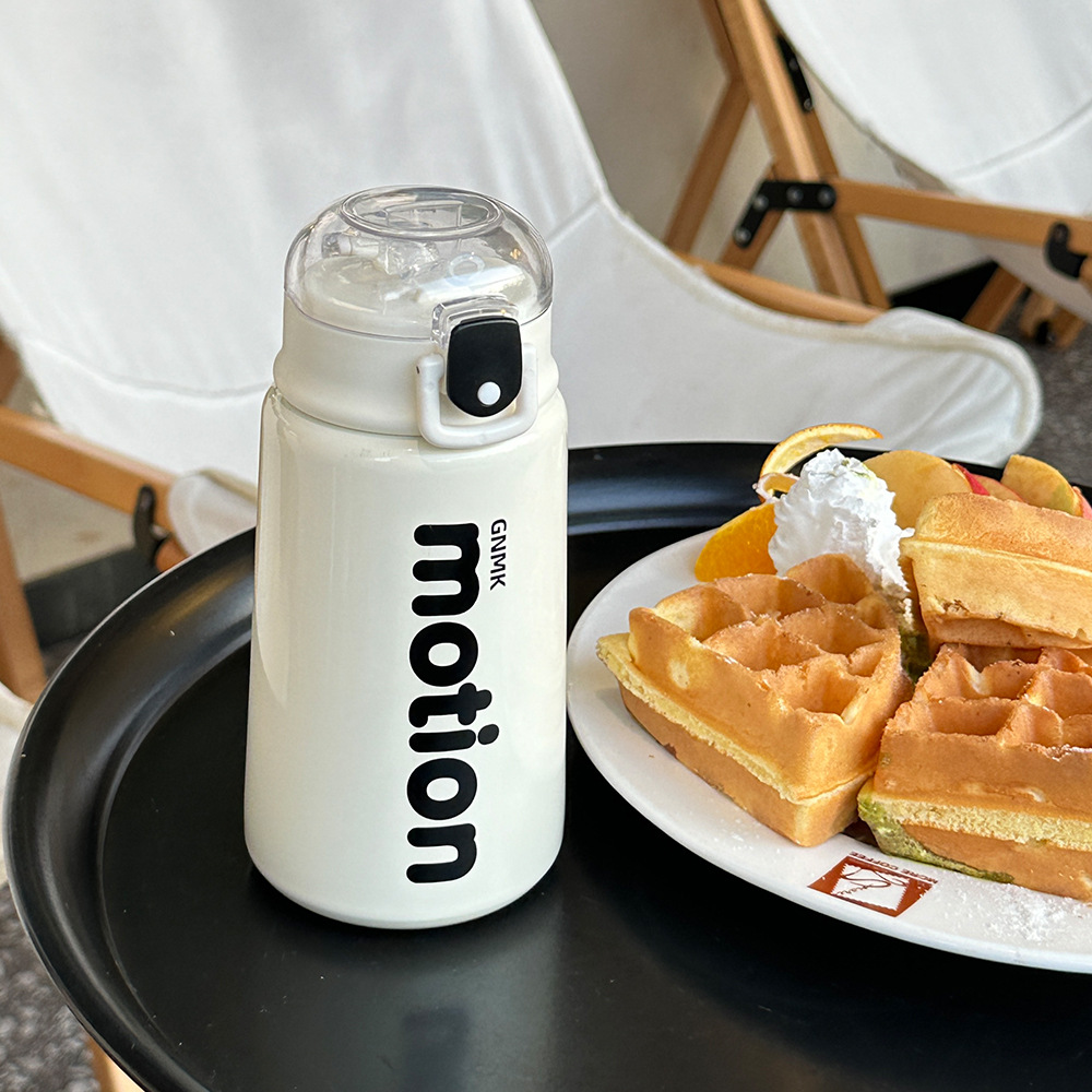 Simple design, high appearance level, insulated cup, bouncy student straw cup, ins trendy and fashionable stainless steel water cup for girls Application Scenario