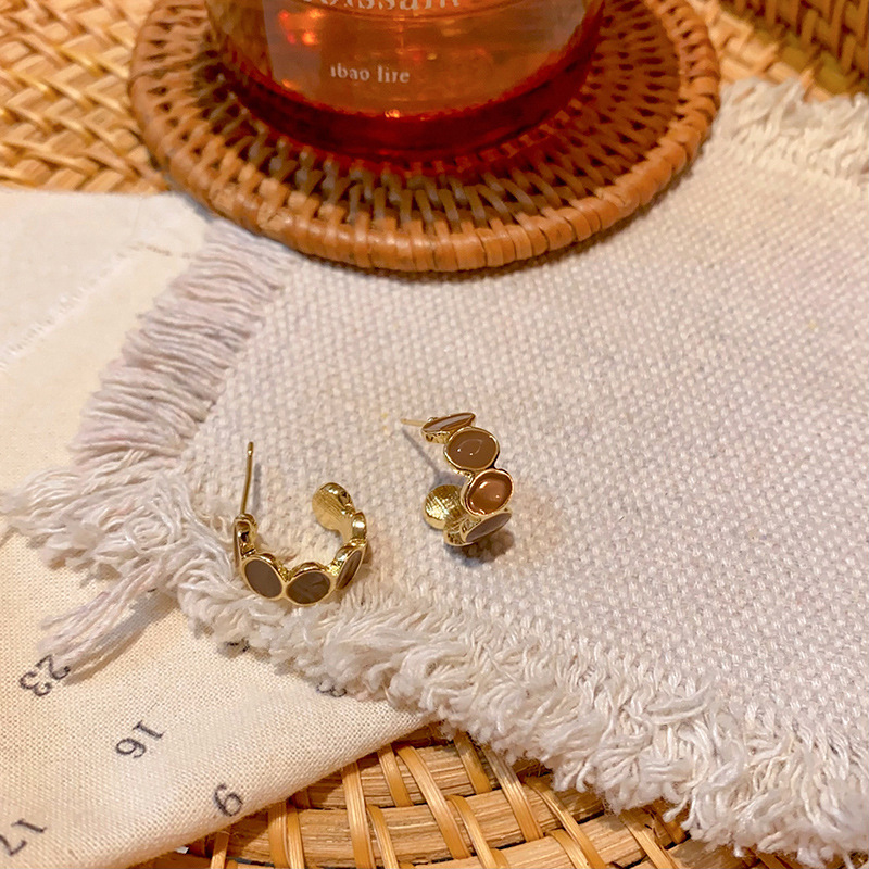 French retro Maillard coffee-colored earrings, versatile and elegant for women, simple and stylish. C-shaped stud earrings and ear rings are popular earrings Specification drawing