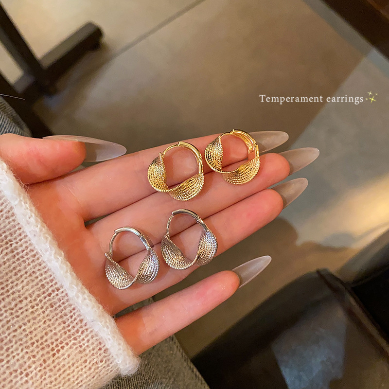European and American metal cold style golden ear rings, light luxury and unique design, exaggerated and versatile earrings, irregular circle earrings Specification drawing
