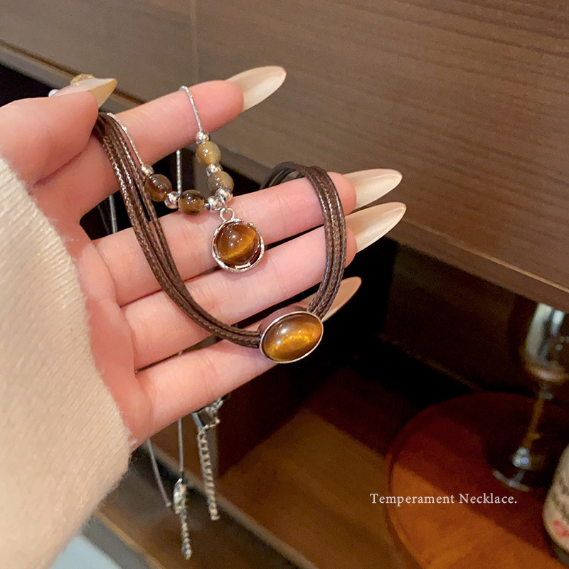 This autumn and winter vintage tiger's eye necklace is a versatile and elegant sweater chain with a high-end look. It's the same style as the popular collarbone chain necklace full figure