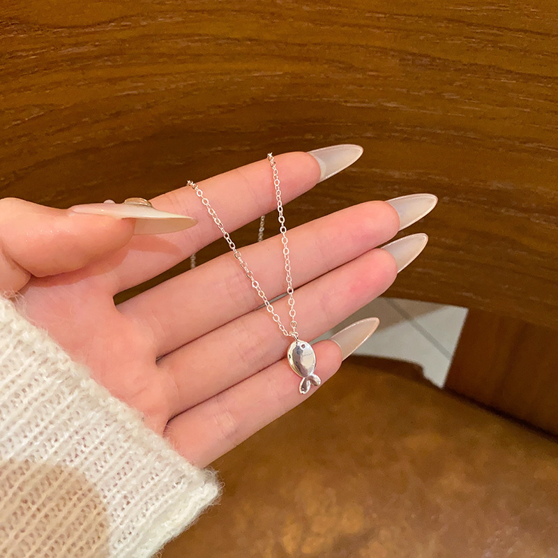 Sweet and cute little fish pendant necklace, women's niche design sense, simple collarbone chain, new summer neckchain accessory full figure