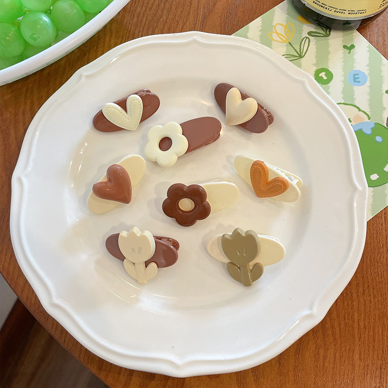 Mini heart-shaped coffee-colored hair root clips and hairpins, sweet summer bangs hair accessories, internet-famous cute clip hairstyle Application Scenario