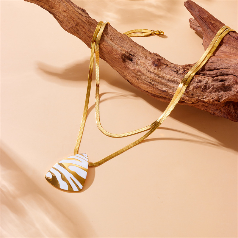 European and American fashion, individual, retro two-color oil drip pattern triangular pendant, double-layer stacked stainless steel chain necklace Specification drawing
