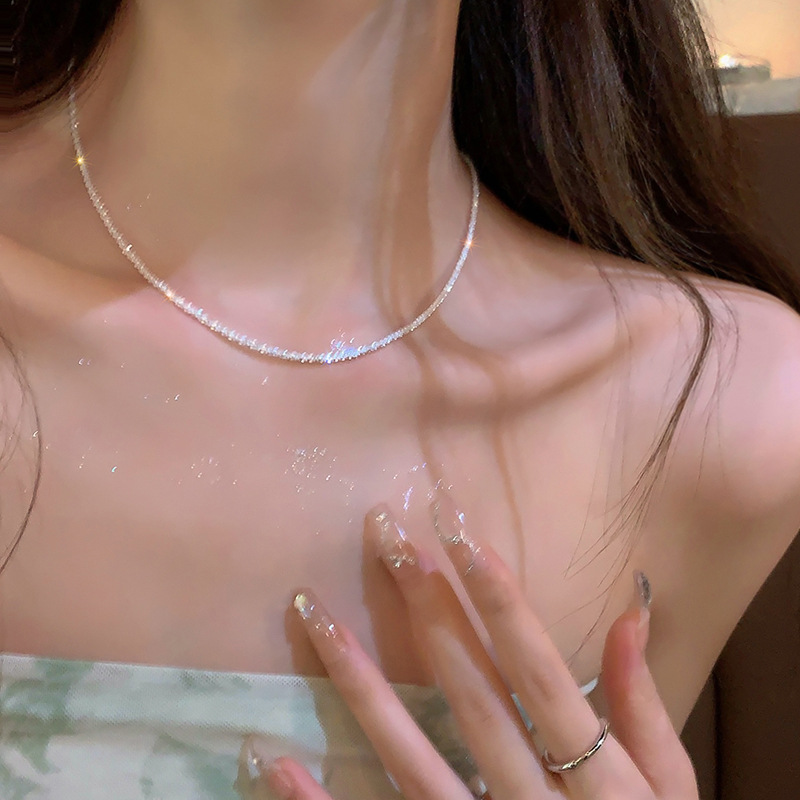 The sparkling fine plain necklace for women exudes a light luxury, niche and high-end vibe. The starry collarbone chain is a popular and trendy necklace accessory details Picture