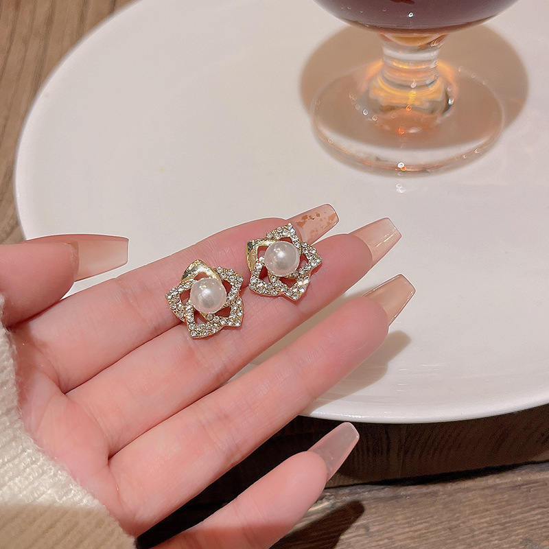 High-end diamond-encrusted hollowed-out flower pearl earrings, fashionable and sweet for women, versatile stud earrings, wholesale of internet-famous earrings Specification drawing