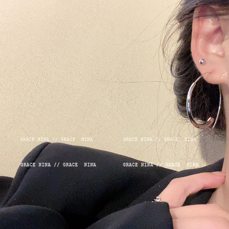 Cold style silver pigment ring earrings, a niche design for women, with a high-end feel. Metal ear rings, individual and simple. Wholesale of earrings details Picture