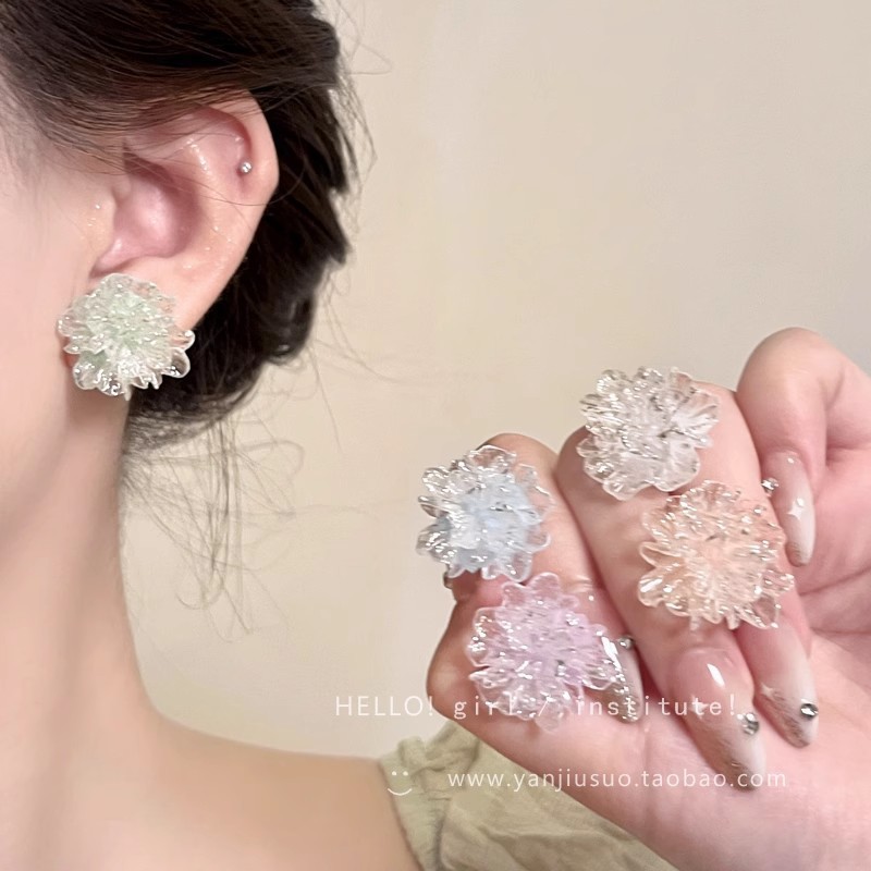 Summer ice-transparent colorful flower earrings, a cool and sweet, niche design for women, and forest-themed high-end earrings full figure