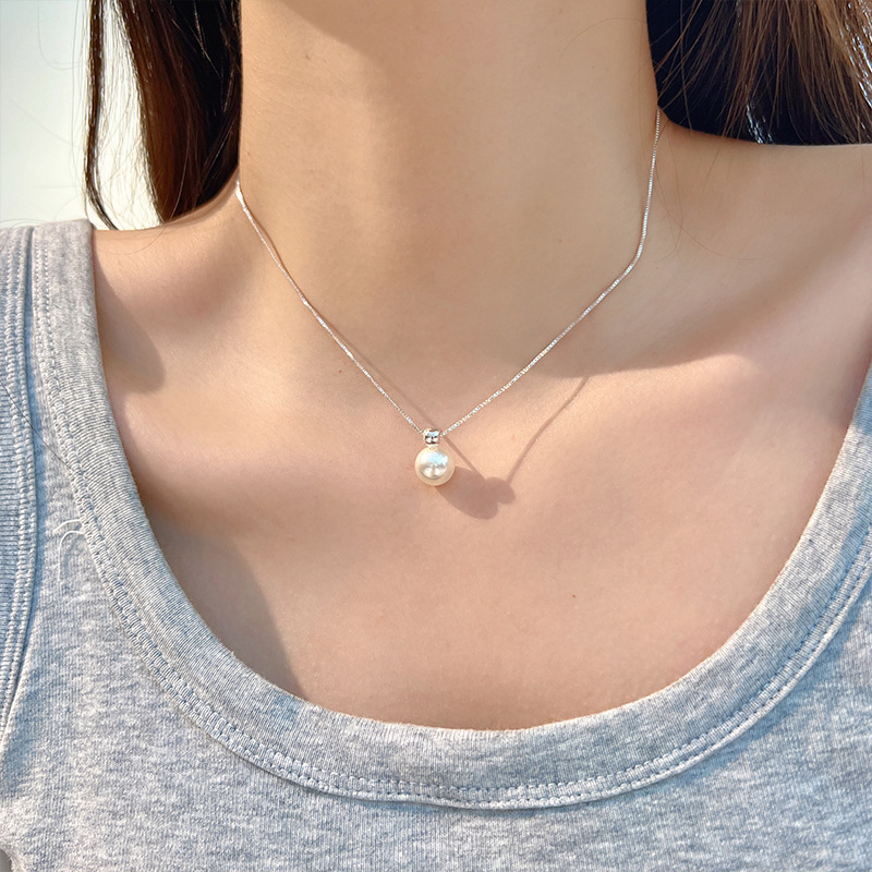 The pearl necklace exudes a retro feminine charm with a sweet French Chanel style and is versatile. The collarbone chain has a niche design sense and is a new 2024 model details Picture