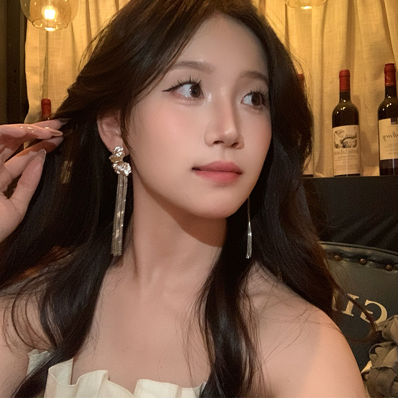 Korean-style silver high-end tassel earrings for women, light luxury and niche petal stud earrings, versatile and elegant long earrings and earrings Specification drawing
