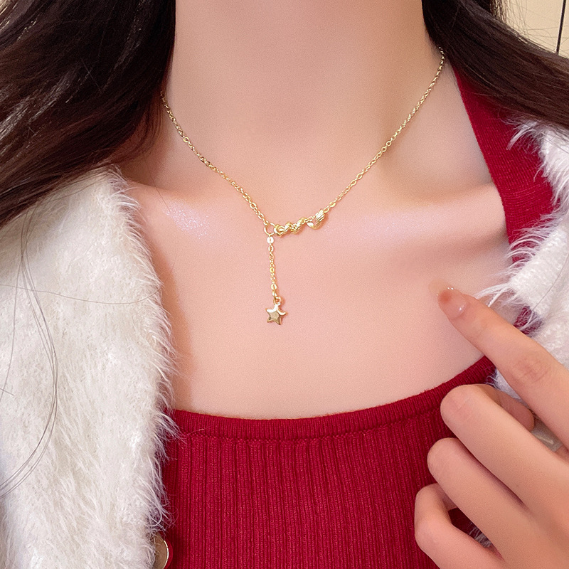 The snake-shaped entwined necklace for the Year of the Snake in one's zodiac sign is a versatile and cool accessory for women. The golden star-shaped tassel collarbone chain is a bestseller details Picture