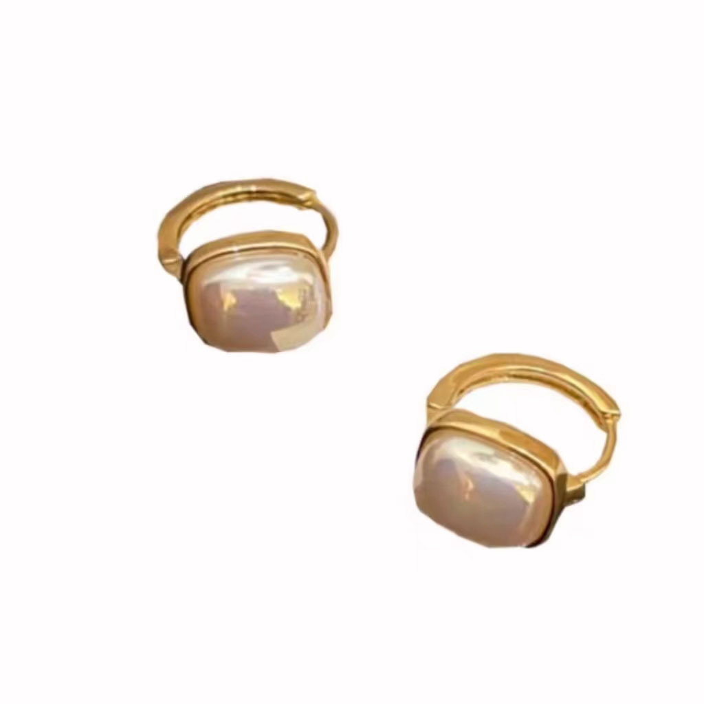 French retro pearl ear buckles, a light luxury and niche design for women, high-end ear studs, fashionable and small earrings, and elegant earrings Item Picture