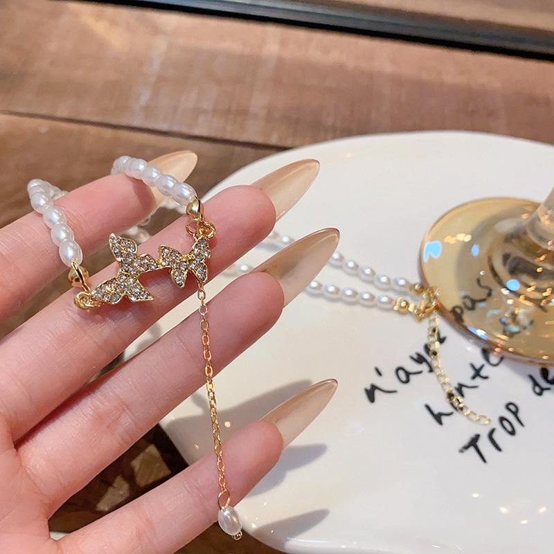 The dreamy butterfly pearl necklace from Japan and South Korea is a fashionable, light luxury and high-end style for women. It features a unique collarbone chain and a trendy necklace accessory details Picture