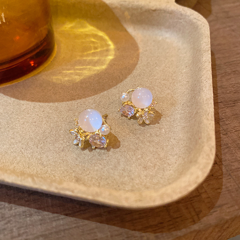 Micro-inlaid zircon pearl flower earrings, a light luxury and niche design for women, exude a sense of sophistication. Cat's eye stone ear studs, a stylish and trendy accessory Specification drawing