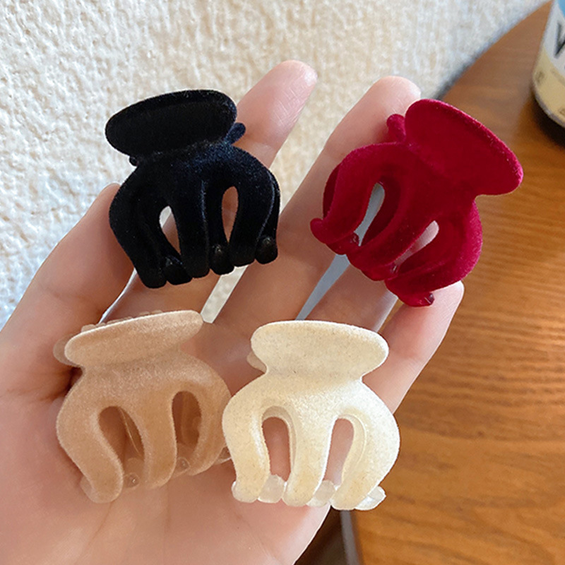 Mini velvet black clip for high ponytail fixation, a hair clip that prevents sagging and exudes a stylish look, a small clip for the back of the head Specification drawing