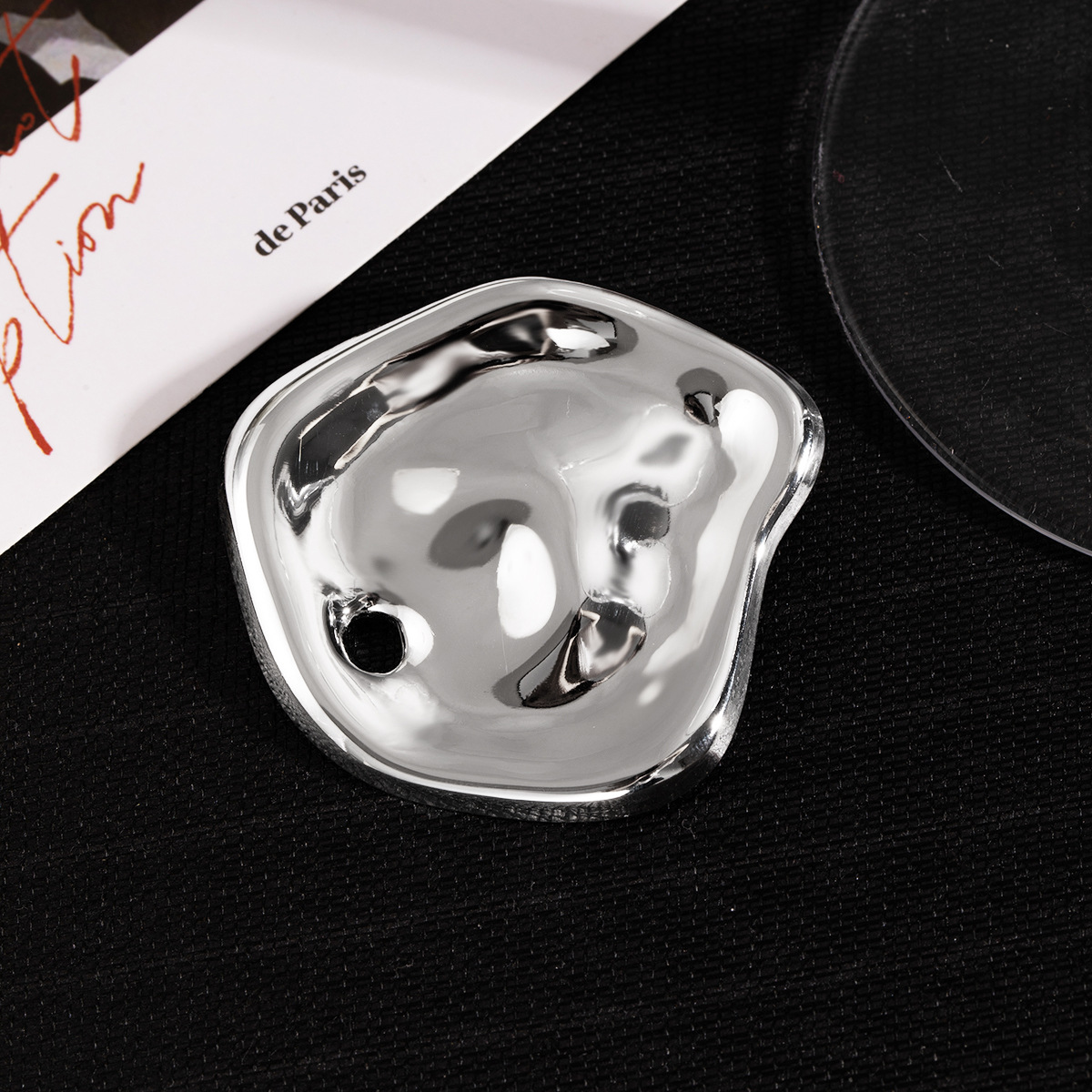 French retro concave and convex irregular water ripple brooch, gold and silver light luxury, niche and versatile suit pin brooch Specification drawing
