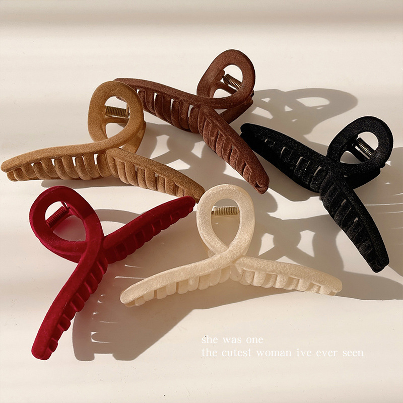 The large plush hairpin is simple, elegant and high-end. The shark hairpin is versatile and a popular back head hairpin accessory for women Specification drawing