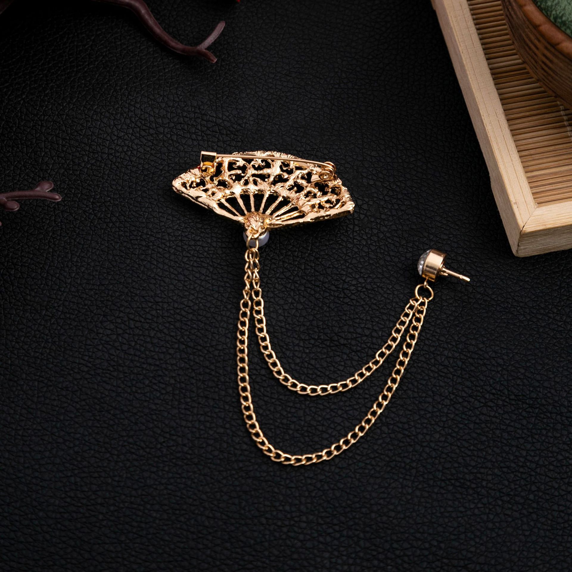Men's suit accessories: Guitar note brooch, Chinese-style fan, hollowed-out double-tassel chain, diamond-encrusted brooch Application Scenario