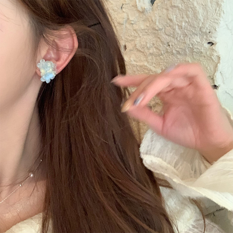 Summer clear blue, flower-patterned beaded earrings, light luxury and high-end style, elegant stud earrings, unique and beautiful earrings for women Application Scenario