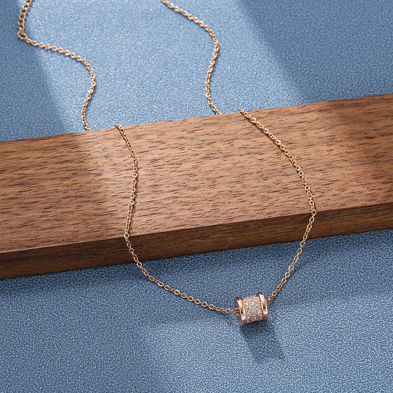 Korean version 18k rose gold slightly set with three rows of diamonds, exquisite small waist titanium steel necklace, female Internet celebrity high-end collarbone chain Specification drawing