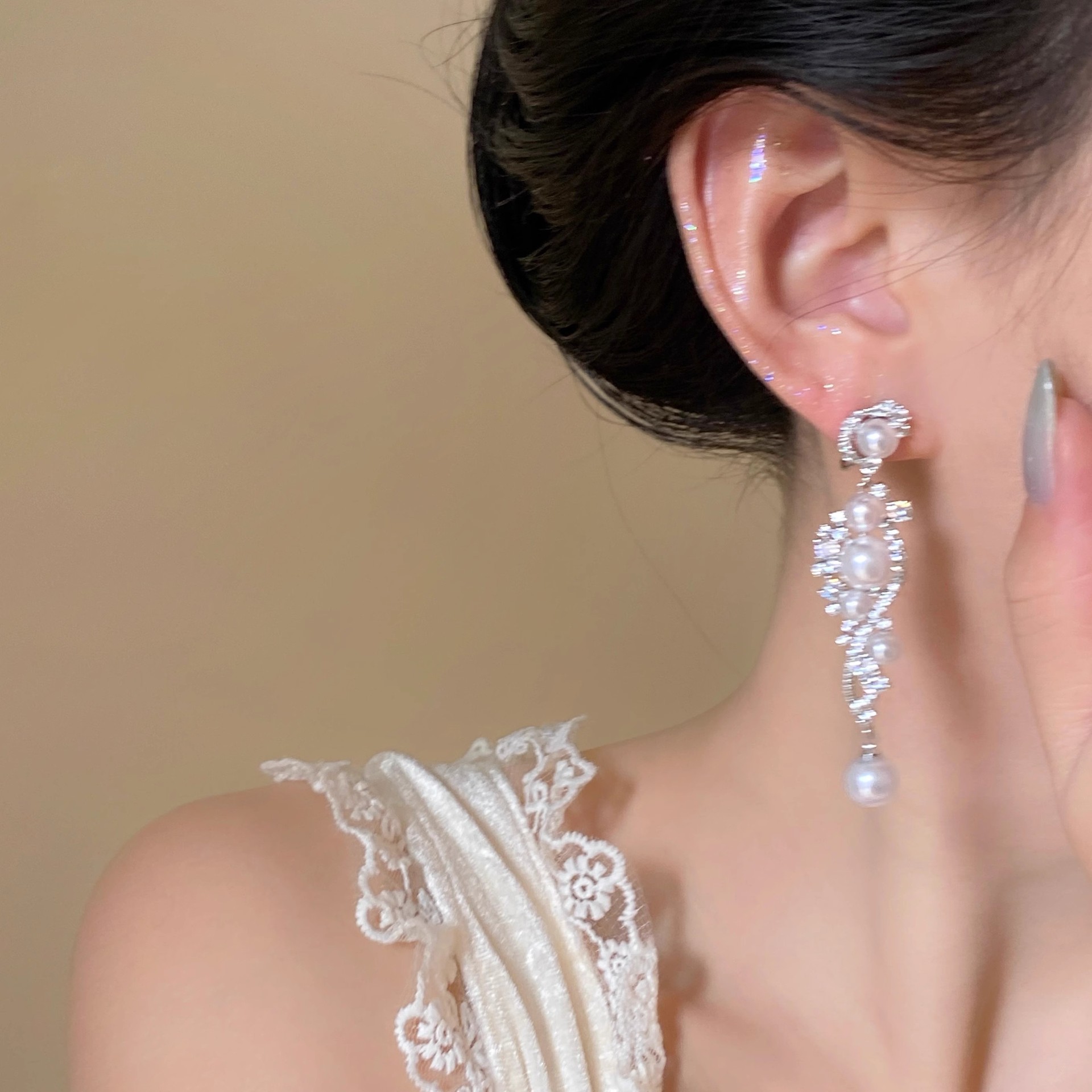 Zircon pearl tassel earrings exude a light luxury French sophistication, a niche and elegant vacation style, and are fashionable and versatile accessories Specification drawing